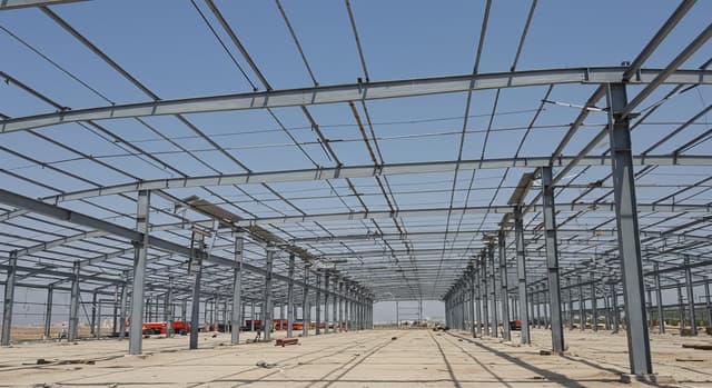 Sincan OSB'de çelik konstrüksiyon depo montajı sırasında çelik iskelet ve çatı makası kurulumu