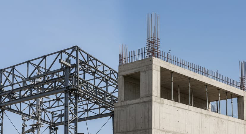 Endüstriyel alanda yan yana çelik konstrüksiyon ve betonarme yapı karşılaştırması
