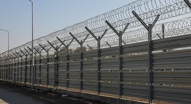 Sanayi tesisi çevresinde panel çit ve jiletli tel güvenlik sistemi, OSB bölgesi